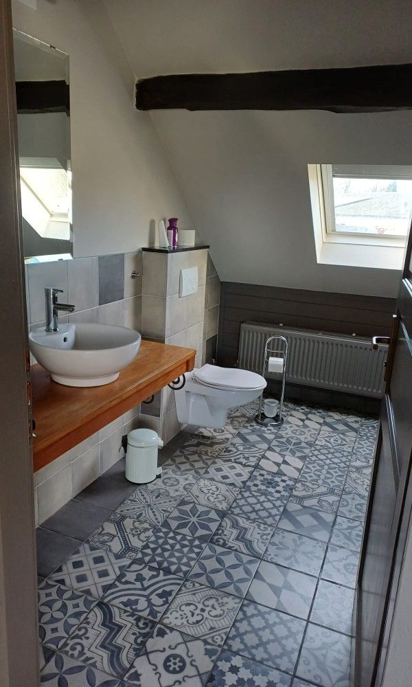 Tweede slaapkamer met twee eenpersoonsbedden in Aan Maas & Grens vakantiehuis in Kinrooi, Limburg, Belgie.