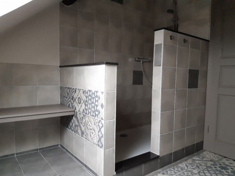 Stijlvolle badkamer met modern sanitair in Aan Maas & Grens vakantiehuis in Kinrooi, Limburg, Belgie.