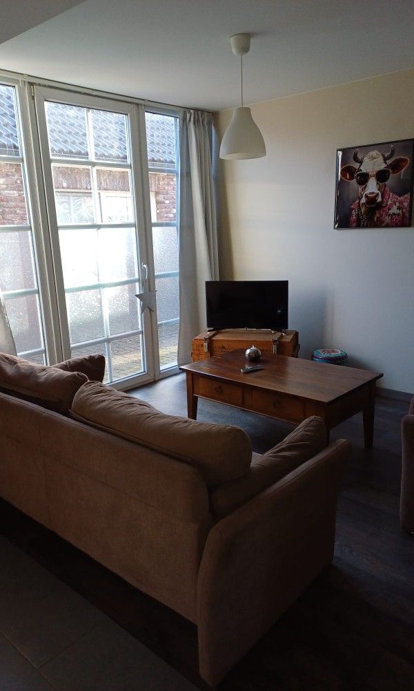 Comfortabele zithoek met eettafel in Aan Maas & Grens vakantiehuis in Kinrooi, Limburg, Belgie.