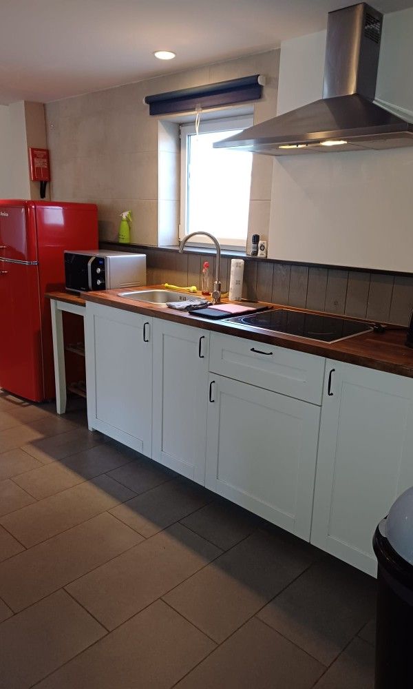 Gezellige woonkamer met uitzicht op terras in Aan Maas & Grens vakantiehuis in Kinrooi, Limburg, Belgie.