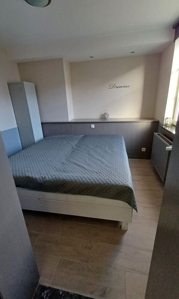 Volledig uitgeruste keuken met rode koelkast in Aan Maas & Grens vakantiehuis in Kinrooi, Limburg, Belgie.