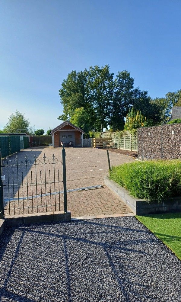 Slaapkamer met twee eenpersoonsbedden in Aan Maas & Grens vakantiehuis in Kinrooi, Limburg, Belgie.
