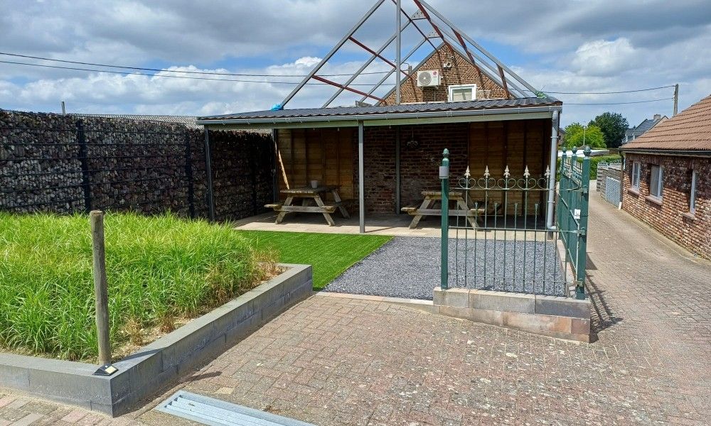 Uitgestrekte tuin en parkeerplaats bij Aan Maas & Grens vakantiehuis in Kinrooi, Limburg, Belgie.
