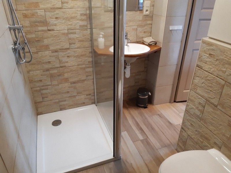 Moderne keuken met eetruimte in Aan Maas & Grens vakantiehuis in Kinrooi, Limburg, Belgie.