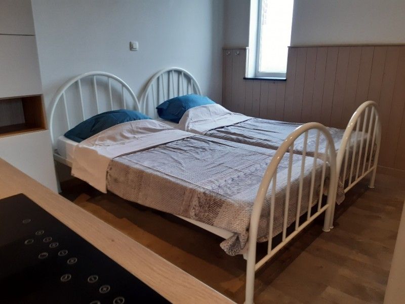 Stijlvolle badkamer met douchecabine in Aan Maas & Grens vakantiehuis in Kinrooi, Limburg, Belgie.