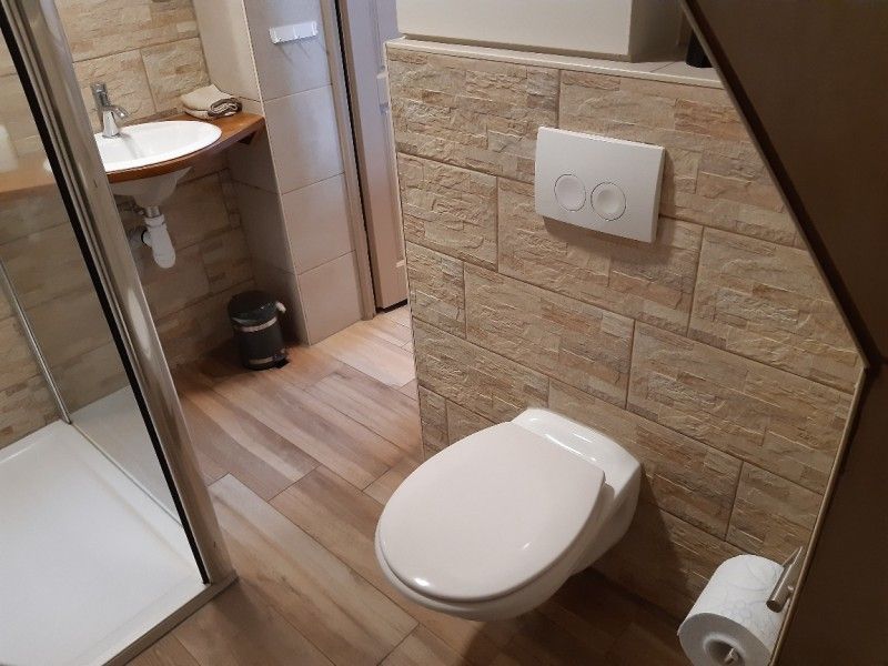 Slaapkamer met twee aparte bedden in Aan Maas & Grens vakantiehuis in Kinrooi, Limburg, Belgie.