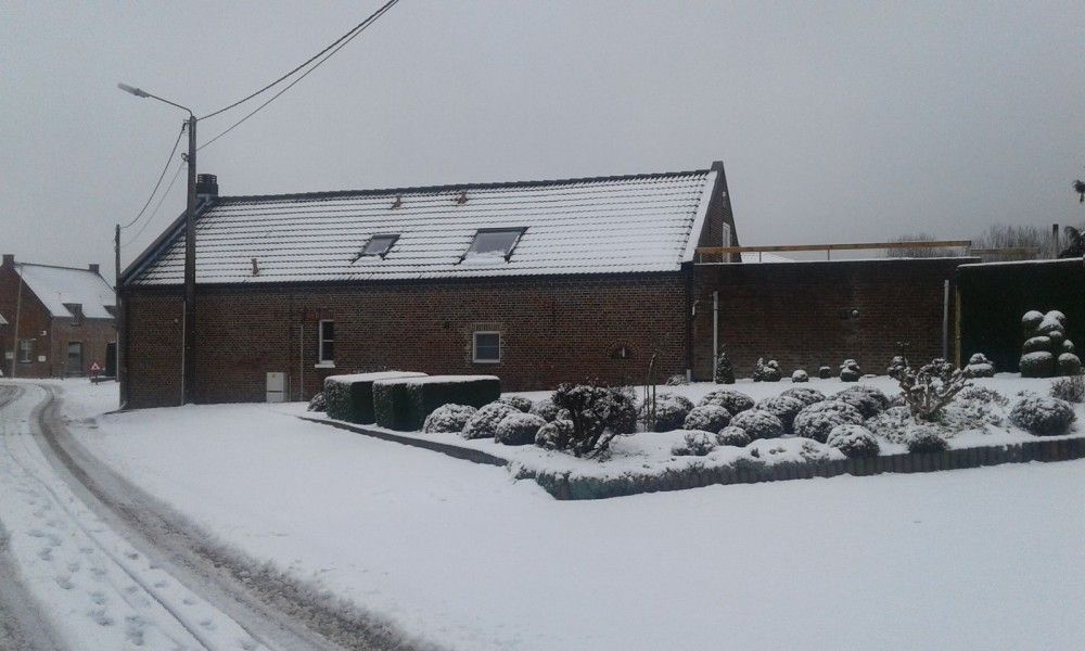 Lichte woonkamer met comfortabele bank in Aan Maas & Grens vakantiehuis in Kinrooi, Limburg, Belgie.