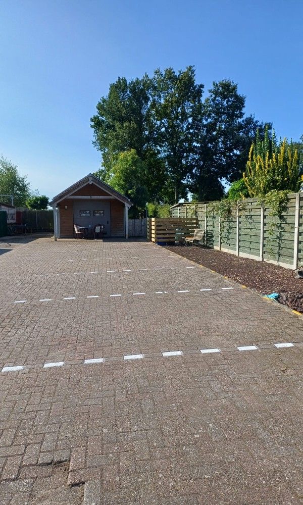 Buitenkant van Aan Maas & Grens vakantiehuis in Kinrooi, Limburg, Belgie, met bakstenen gevel.