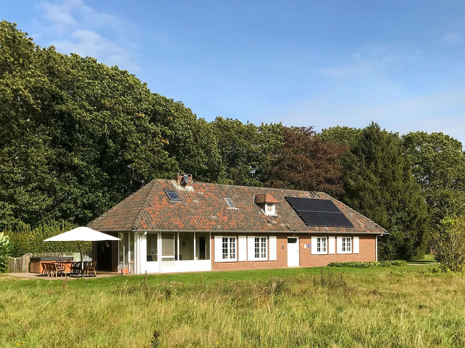 Vakantiehuis Heidebos fur 8 Personen in Meeuwen-Gruitrode, Limburg, Belgie, omgeven door natuur en voorzien van een ruim terras.