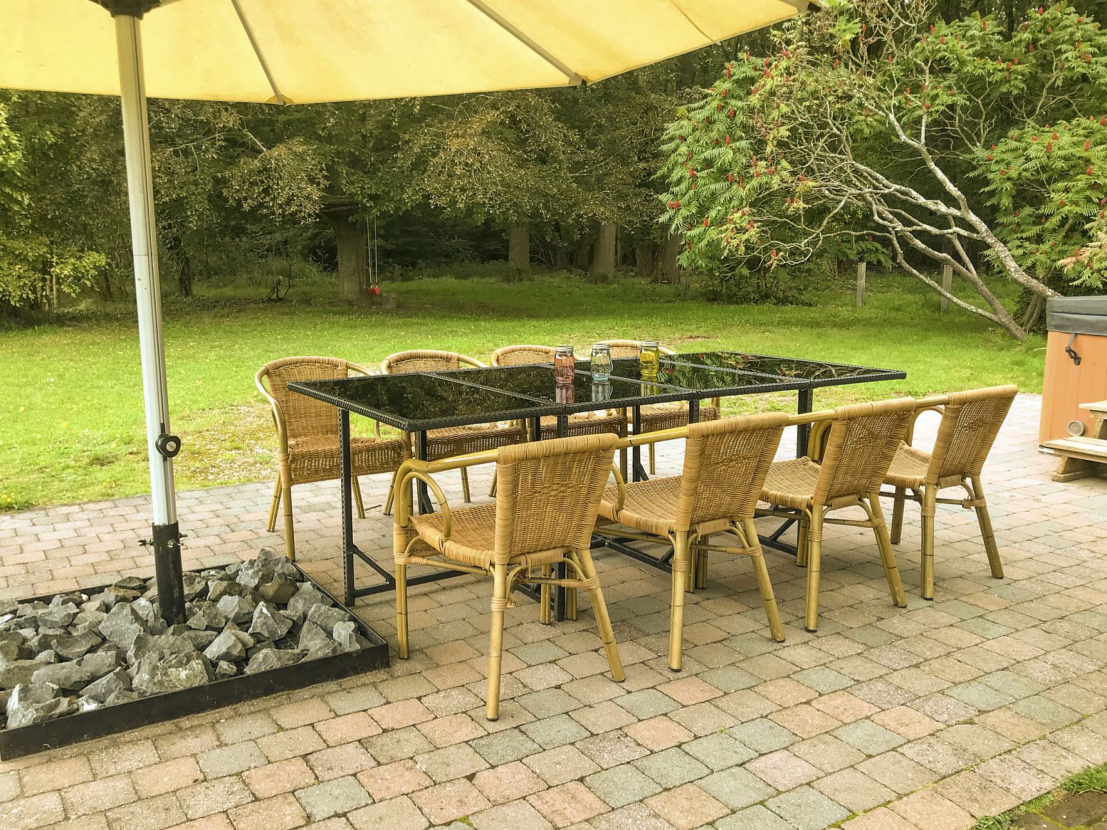Geniet van de natuur op het terras van Vakantiehuis Heidebos voor 8 personen in Meeuwen-Gruitrode, Limburg, Belgie.