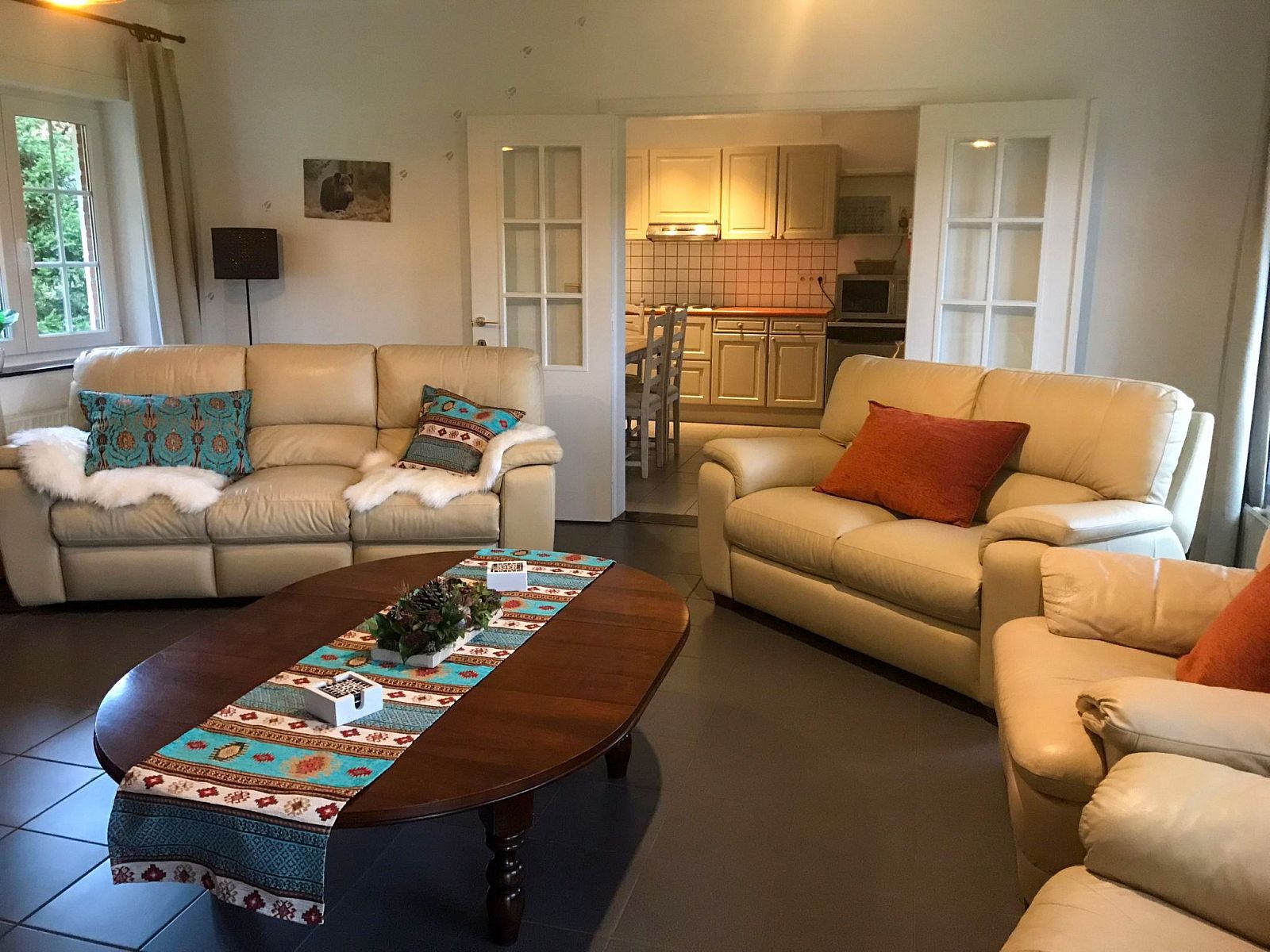 Gezellige woonkamer van Vakantiehuis Heidebos voor 8 Personen in Meeuwen-Gruitrode, Limburg, Belgie met comfortabele zitbanken.