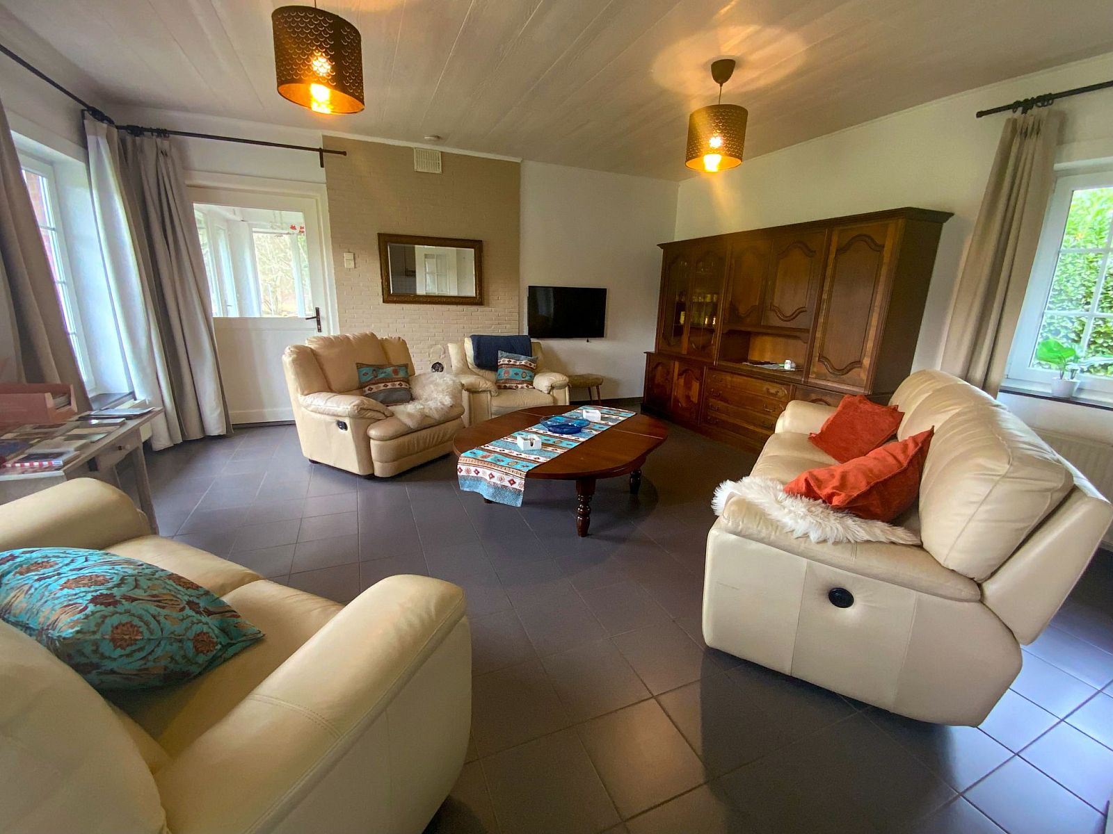 Gezellige woonkamer in Vakantiehuis Heidebos voor 8 Personen in Meeuwen-Gruitrode, Limburg, Belgie, met comfortabele zitgelegenheid.