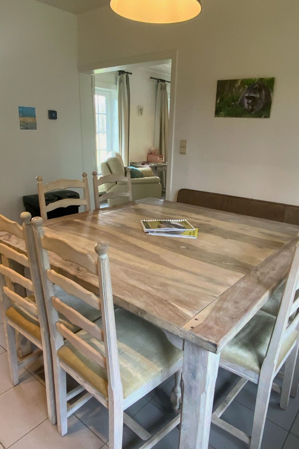 Gezellige eetruimte in Vakantiehuis Heidebos voor 8 Personen in Meeuwen-Gruitrode, Limburg, Belgie, met houten tafel en comfortabele stoelen.