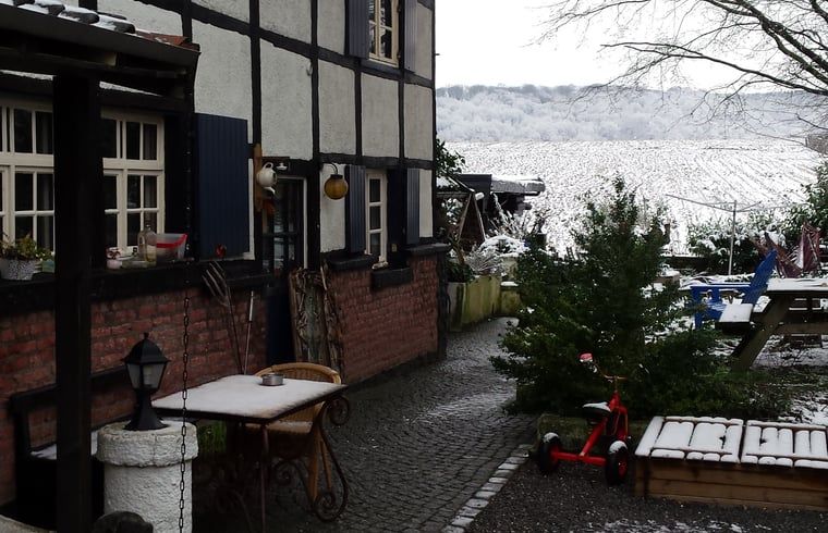 Gezellig vakantiehuis Huisje in Sint Pietersvoeren in winterse omgeving, gelegen in het schilderachtige Sint-Pieters-Voeren, Limburg, Belgie.