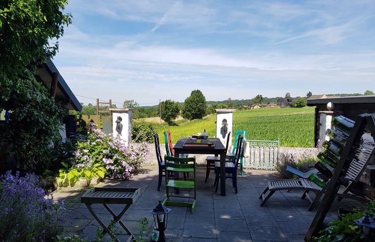 Geniet van het uitzicht vanaf het terras van Huisje in Sint Pietersvoeren, een vakantiehuis in het schilderachtige Limburgse landschap in Belgie.