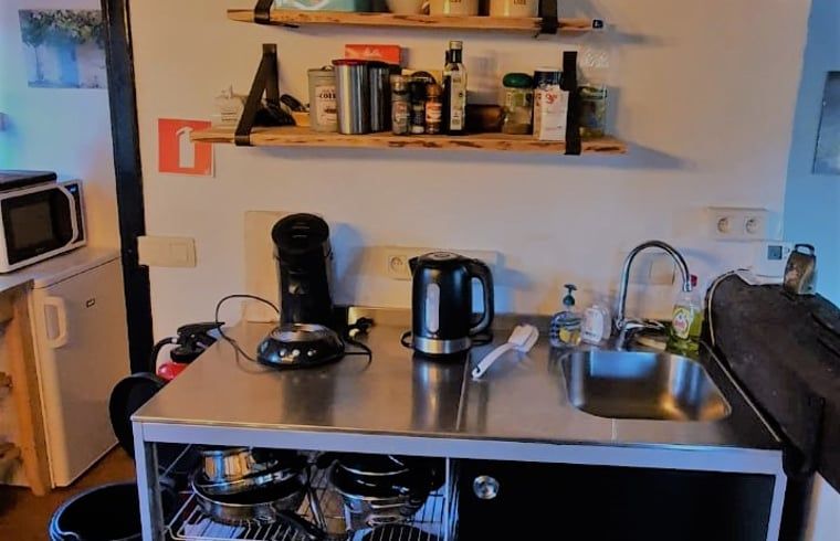 Gezellige keuken in Huisje in Sint Pietersvoeren, vakantiehuis in Limburg, Belgie. Volledig uitgerust met moderne voorzieningen.