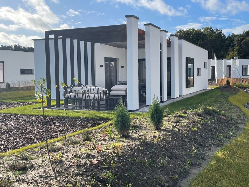 Vrijstaande woning in Zutendaal, een modern vakantiehuis in Limburg, Belgi, met een uitnodigend terras en groene omgeving.