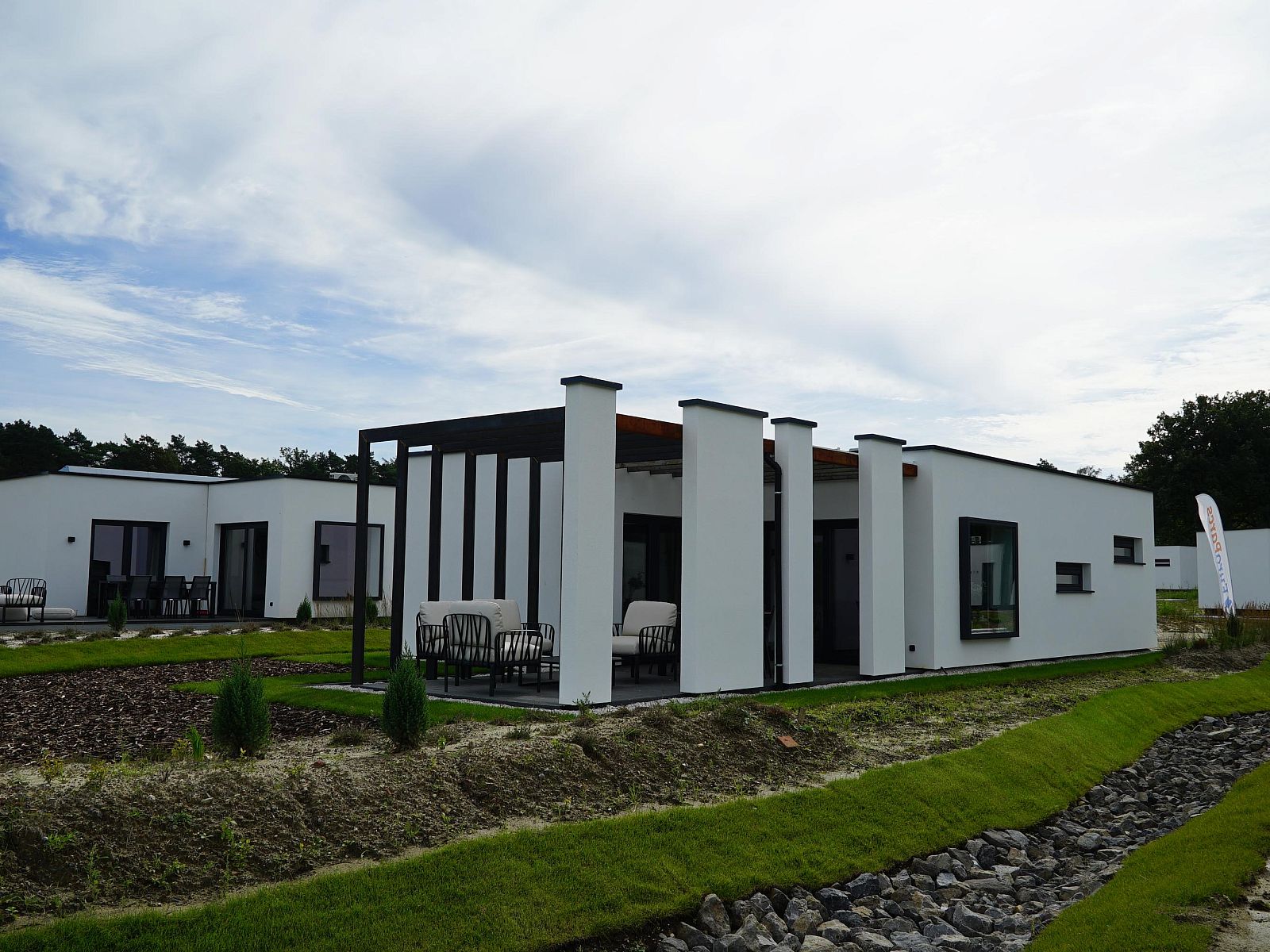 Moderne woonkamer in Vrijstaande woning in Zutendaal, Limburg, Belgi met uitzicht op terras en natuur.
