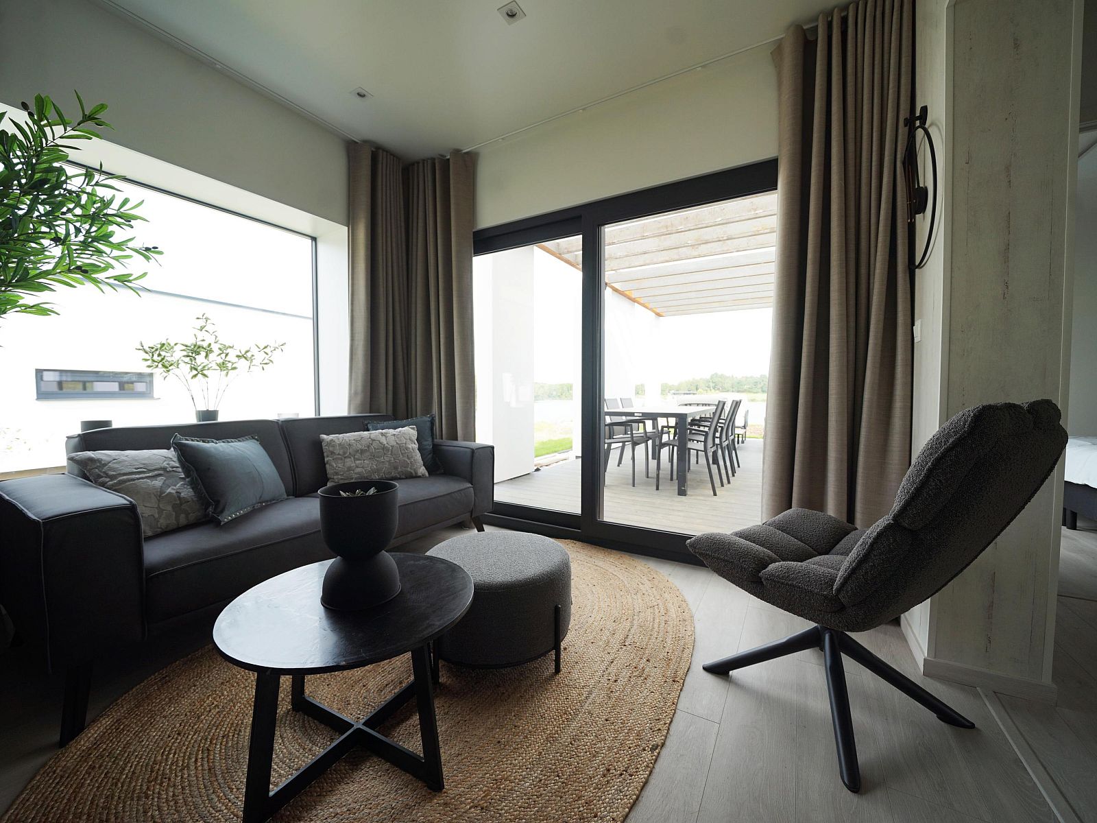 Gezellige eetkamer in de Vrijstaande woning in Zutendaal, Limburg. Ruime tafel met moderne stoelen, ideaal voor een vakantiehuis in Belgi.