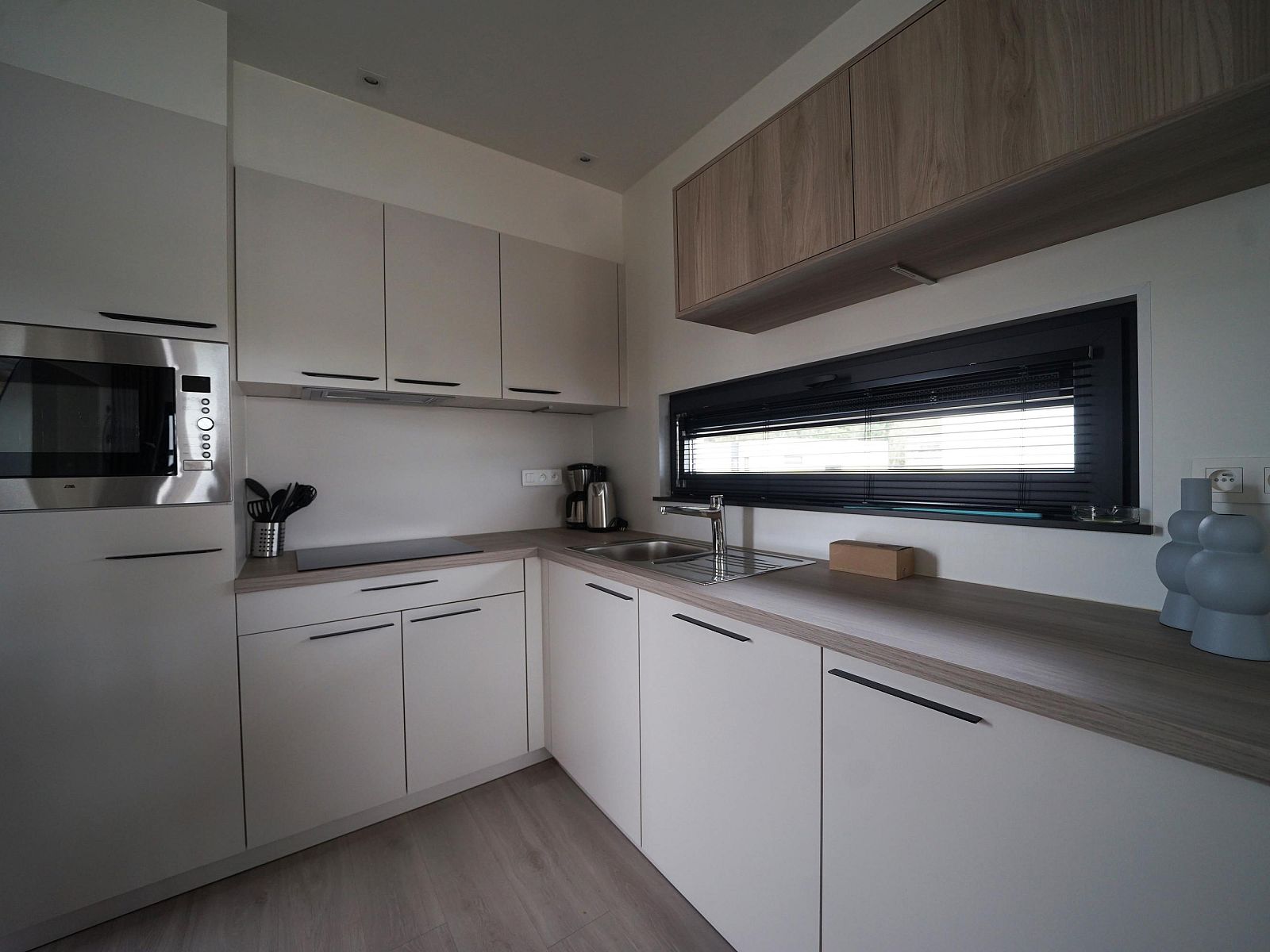 Moderne slaapkamer in de Vrijstaande woning in Zutendaal, Belgi, met comfortabel tweepersoonsbed en stijlvolle inrichting.