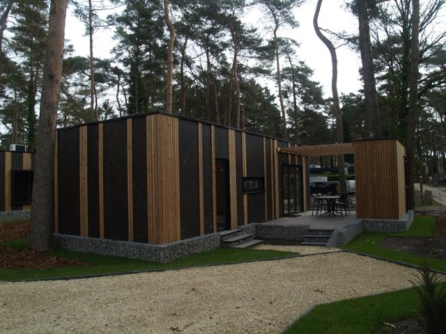 Vrijstaande woning in Zutendaal, een modern vakantiehuis in Limburg, Belgi, omgeven door natuur met een uitnodigend terras.