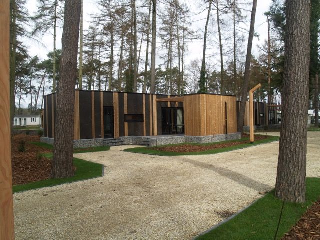 Vrijstaande woning in Zutendaal, een vakantiehuis omgeven door natuur in Limburg, Belgi, met moderne houten architectuur en serene omgeving.