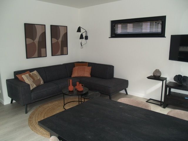Stijlvolle woonkamer van Vrijstaande woning in Zutendaal, Limburg, Belgi, met moderne inrichting en comfortabele hoekbank.