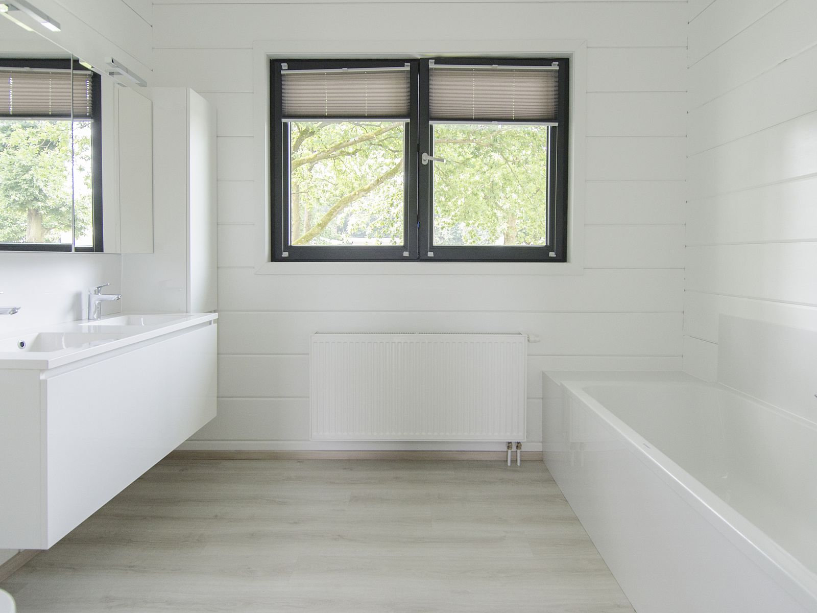 Mooi Zutendaal 10-persoons villa in Limburg, Belgie, omgeven door groen met een ruime veranda en modern design.
