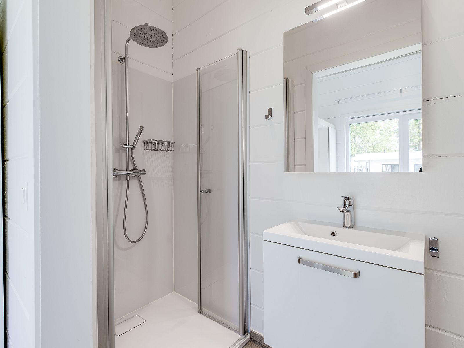 Moderne badkamer in Mooi Zutendaal 8-persoons villa, vakantiehuis in Zutendaal, Limburg, Belgie, met ruime douche en stijlvolle wastafel.