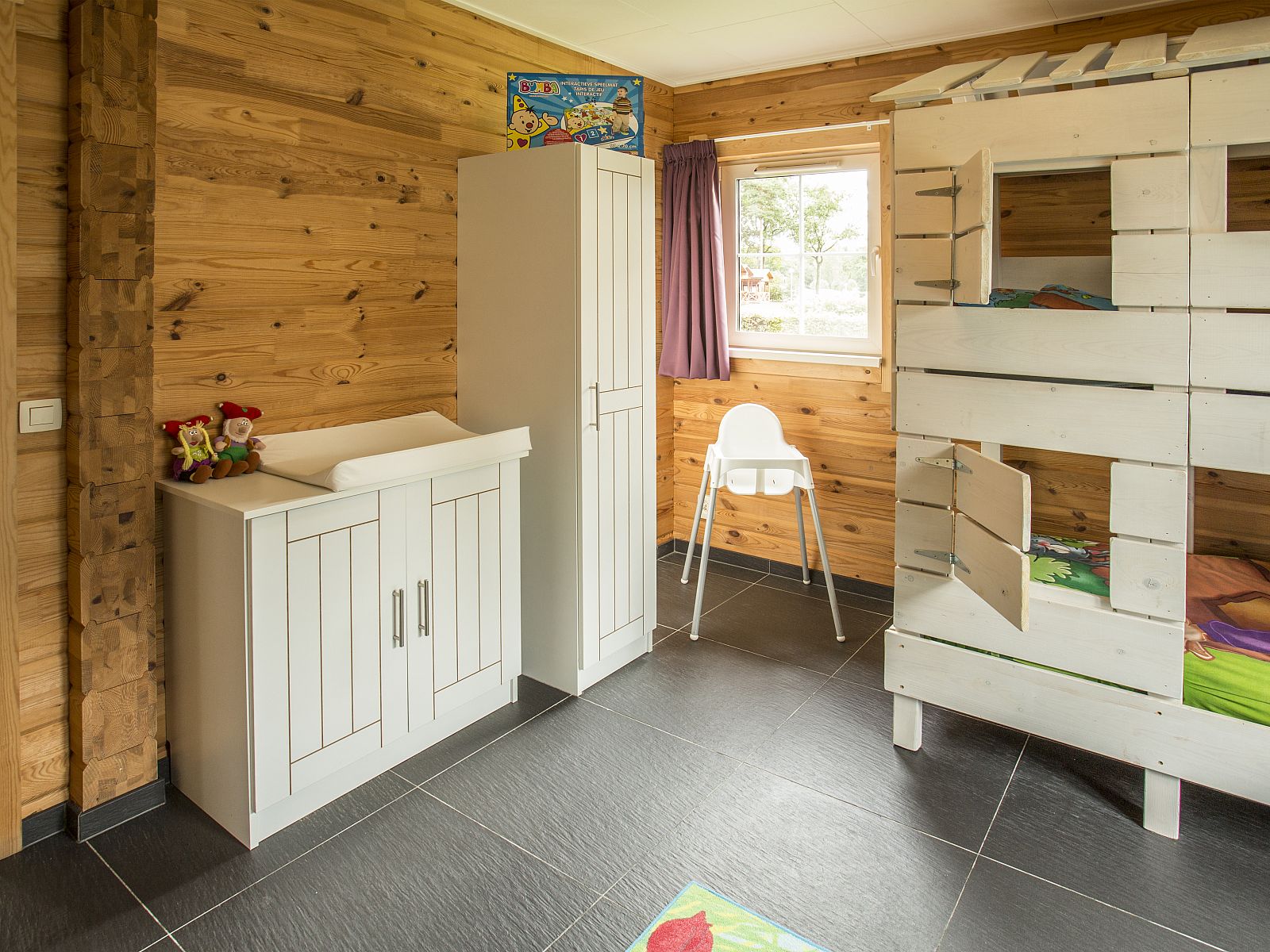 Kinderbungalow interieur bij Mooi Zutendaal in Limburg, Belgie. Gezellige slaapkamer met stapelbed, ideaal voor gezinnen.