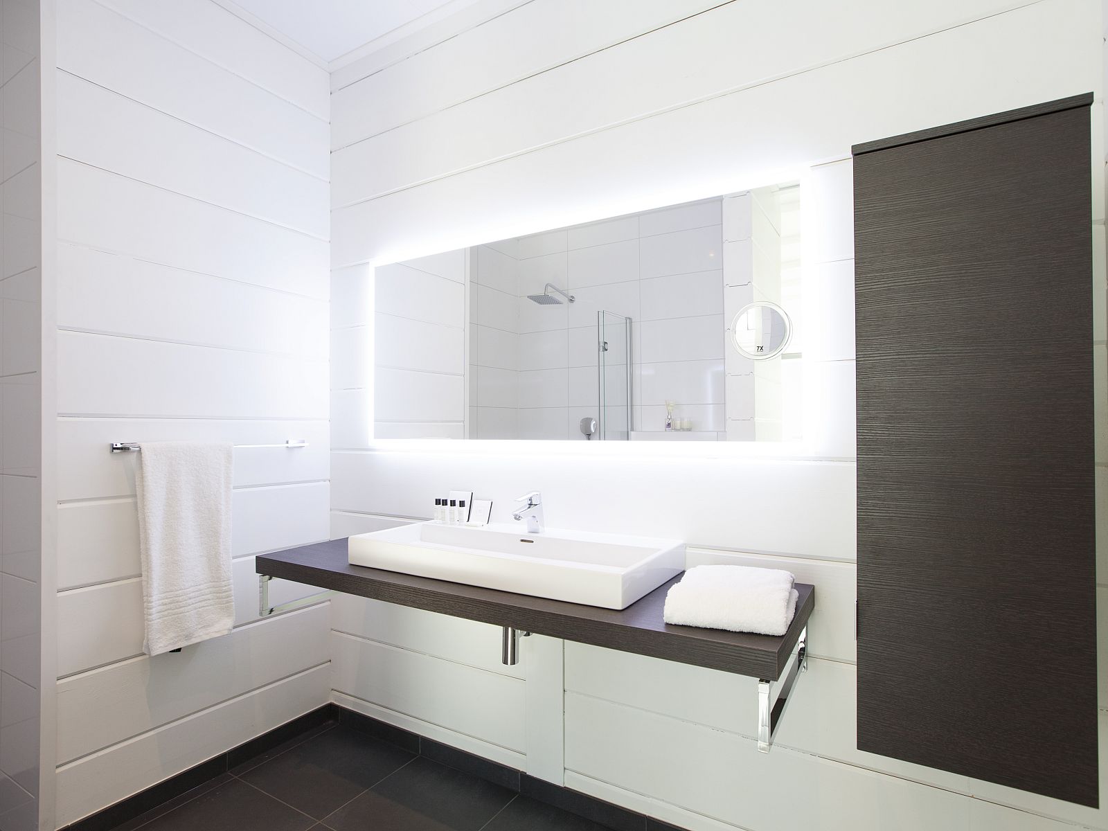 Moderne badkamer in Mooi Zutendaal 6-persoons villa, vakantiehuis in Zutendaal, Limburg, Belgie. Stijlvol interieur met ruime douche.
