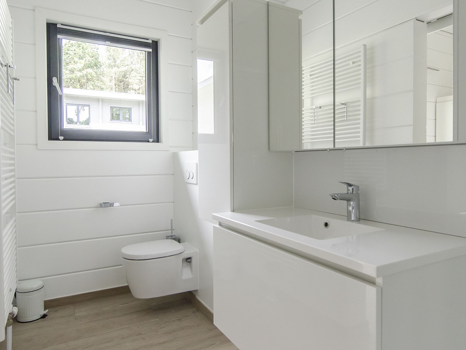 Moderne badkamer in Mooi Zutendaal 4-persoons villa in Limburg, Belgie, met strak design en natuurlijke lichtinval.