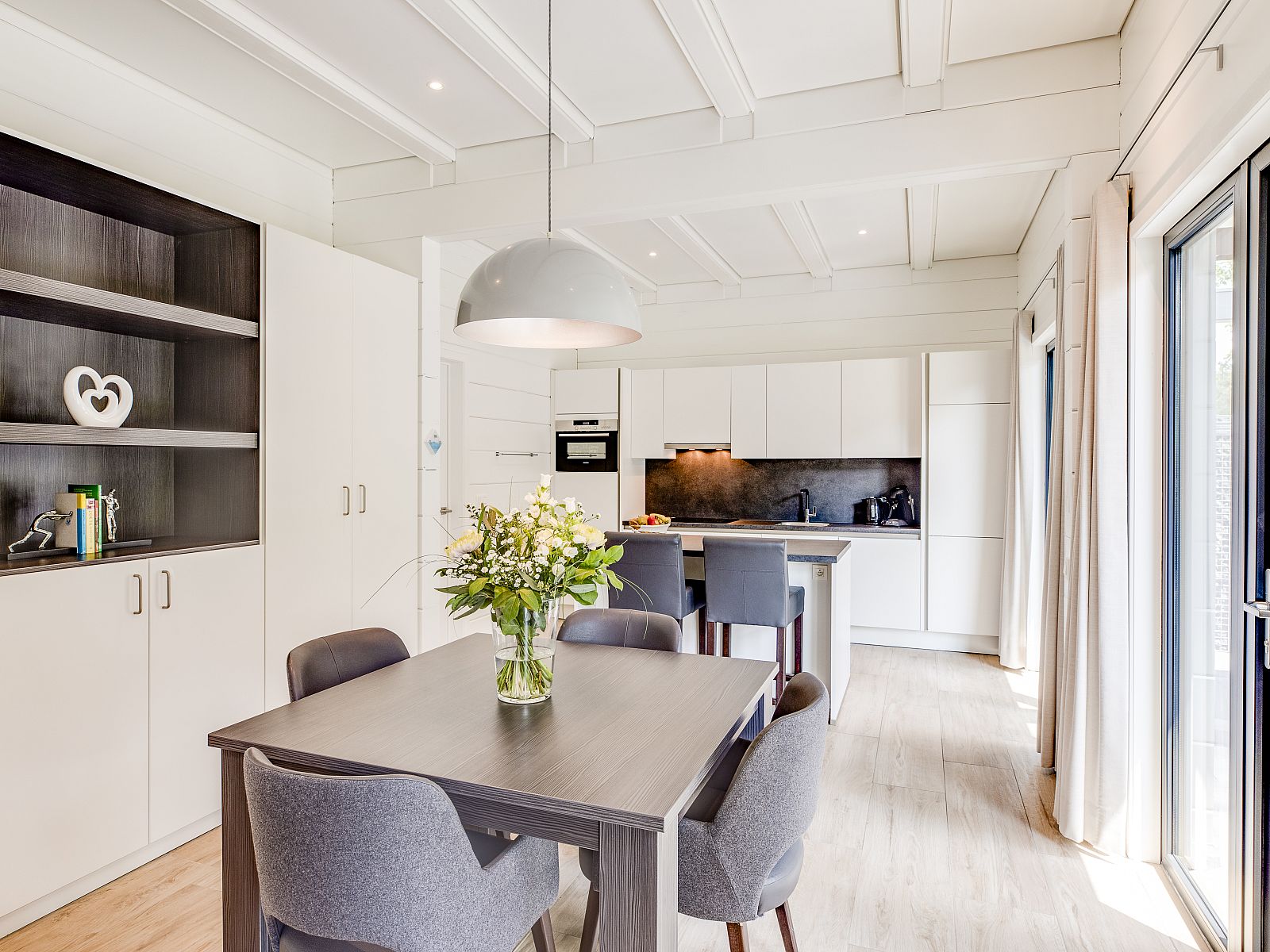 Stijlvolle binnenruimte van Mooi Zutendaal 4-persoons villa in Limburg, Belgie, met moderne keuken en gezellige eetkamer.