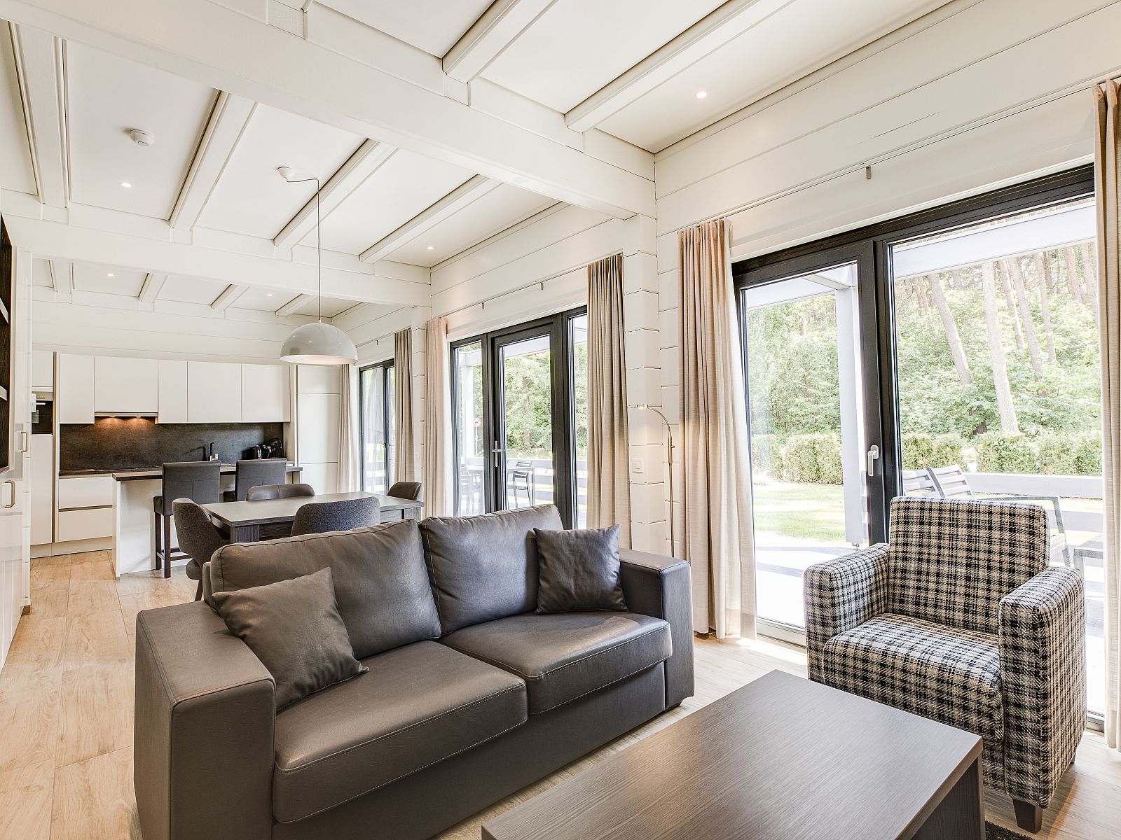 Lichte woonkamer in Mooi Zutendaal 4-persoons villa in Limburg, Belgie, met moderne inrichting en uitzicht op groene tuin.