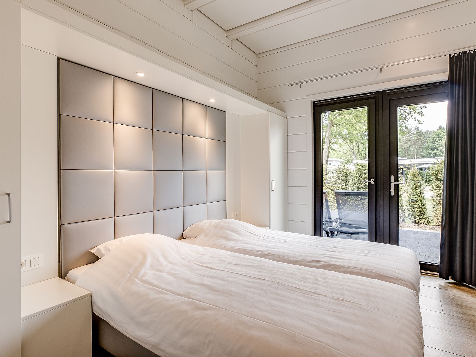 Sfeervolle slaapkamer in Mooi Zutendaal 4-persoons villa, gelegen in het groene Zutendaal, Limburg, Belgie, met uitzicht op het terras.