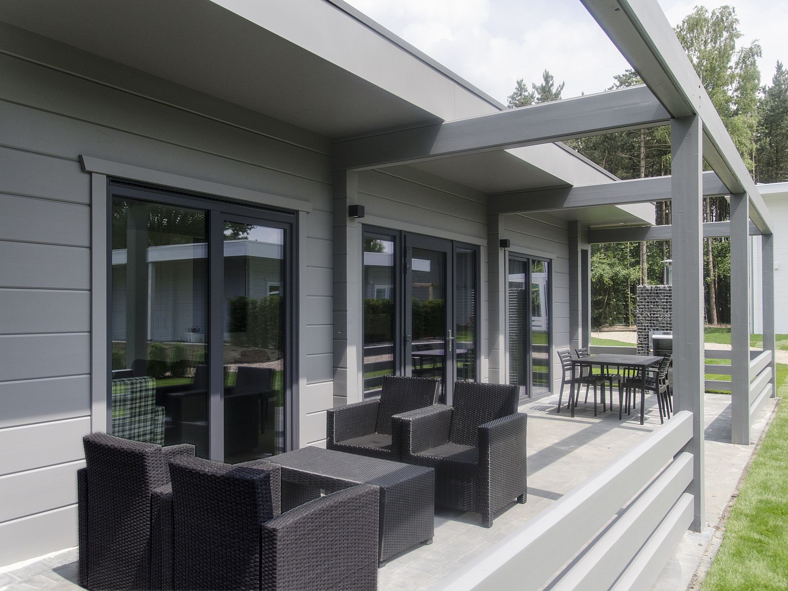 Geniet van de moderne veranda van Mooi Zutendaal, een 4-persoons villa in het groene Limburg, Belgie, ideaal voor ontspanning.