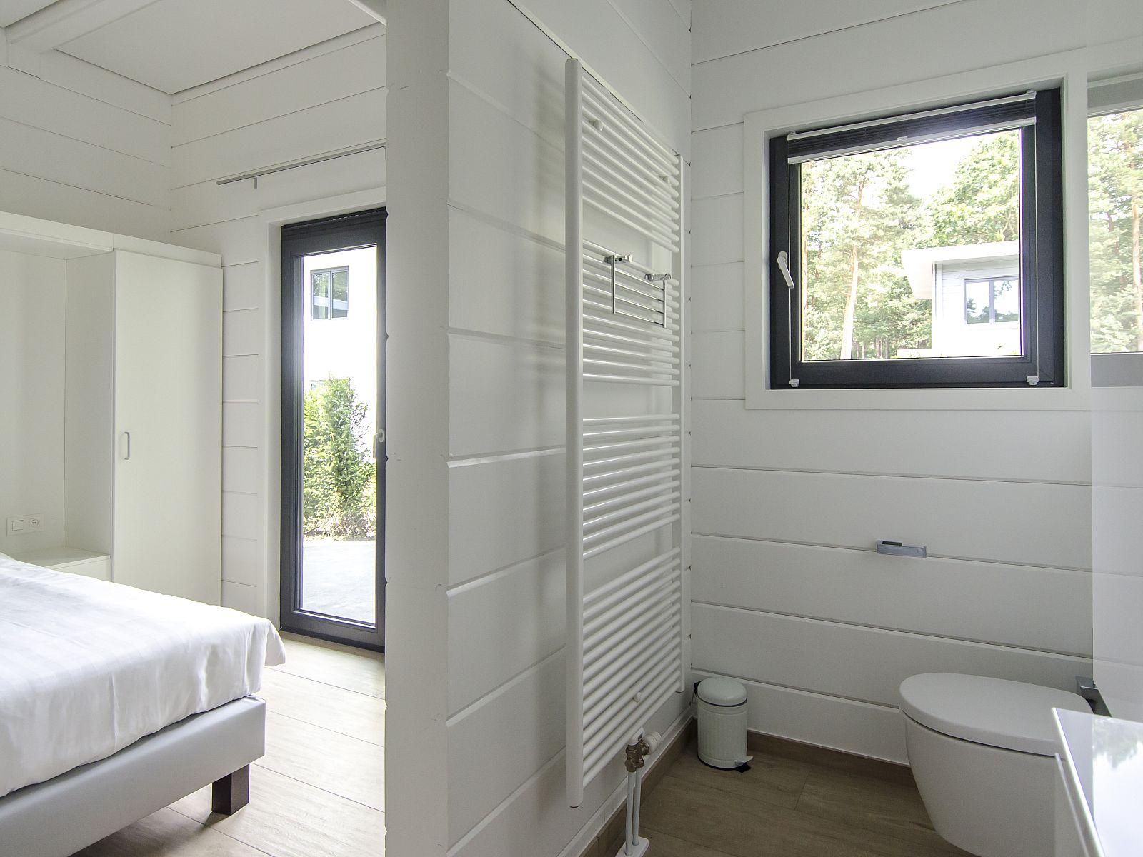 Interieur van Mooi Zutendaal 4-persoons villa in Limburg, Belgie met moderne badkamer en uitzicht op groene omgeving.