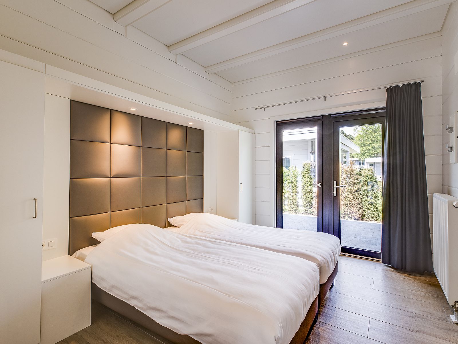 Gezellige slaapkamer in Mooi Zutendaal 4-persoons villa, gelegen in het groene Limburg, Belgie, met uitzicht op de rustige omgeving.
