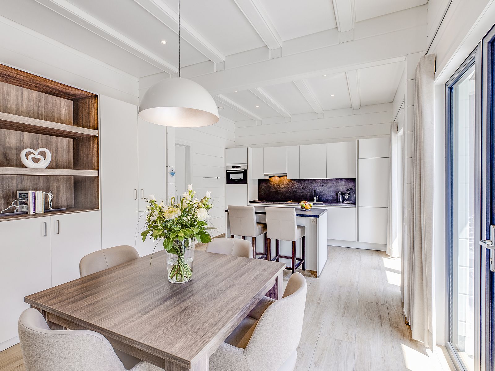 Moderne keuken en eetruimte in Mooi Zutendaal 4-persoons villa, vakantiehuis in het groene Limburg, Belgie.