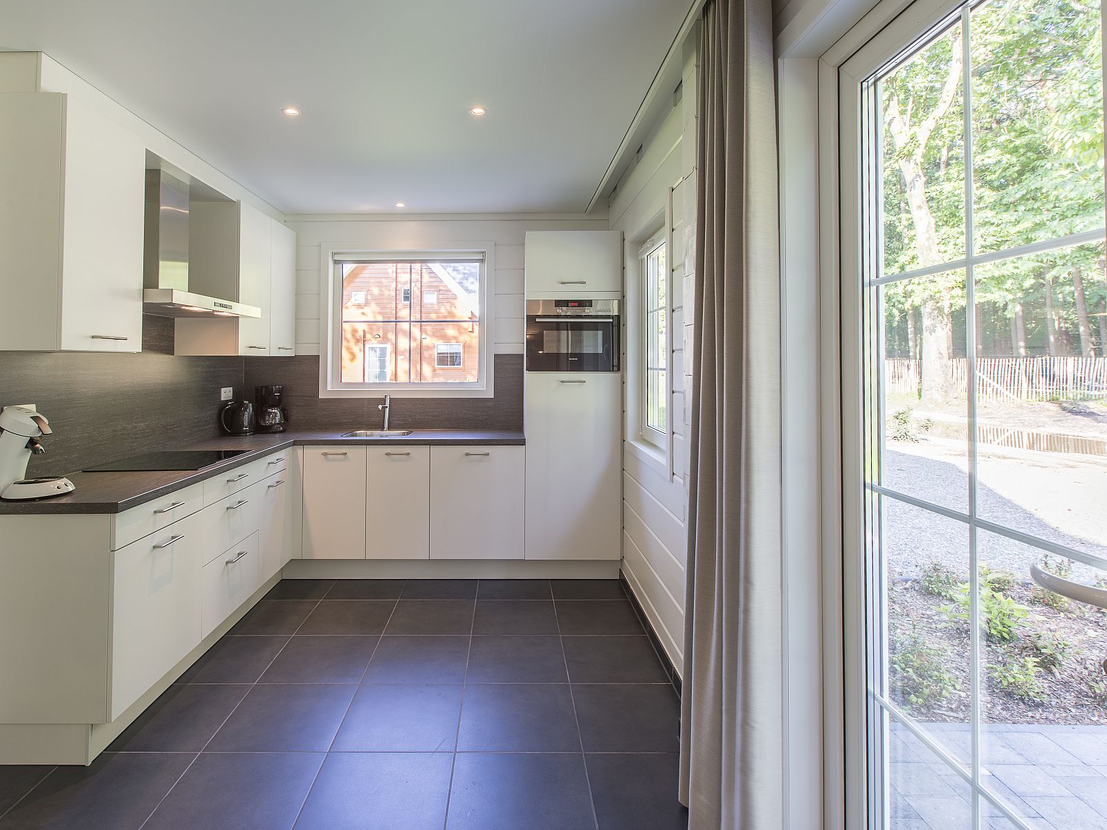 Moderne keuken in Mooi Zutendaal, 12-persoons bungalow in Limburg, Belgie, met uitzicht op groene natuur.