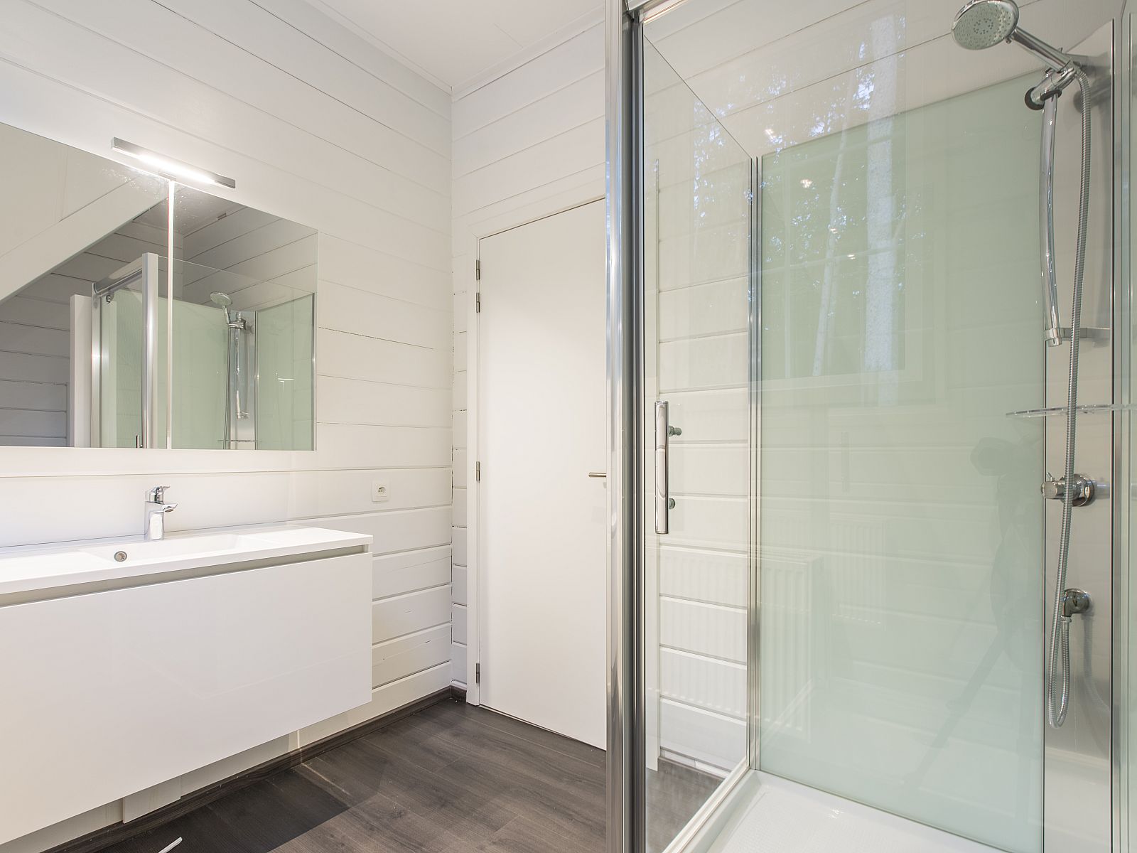 Moderne badkamer in Mooi Zutendaal 12-persoons bungalow, gelegen in het serene Limburg, Belgie.