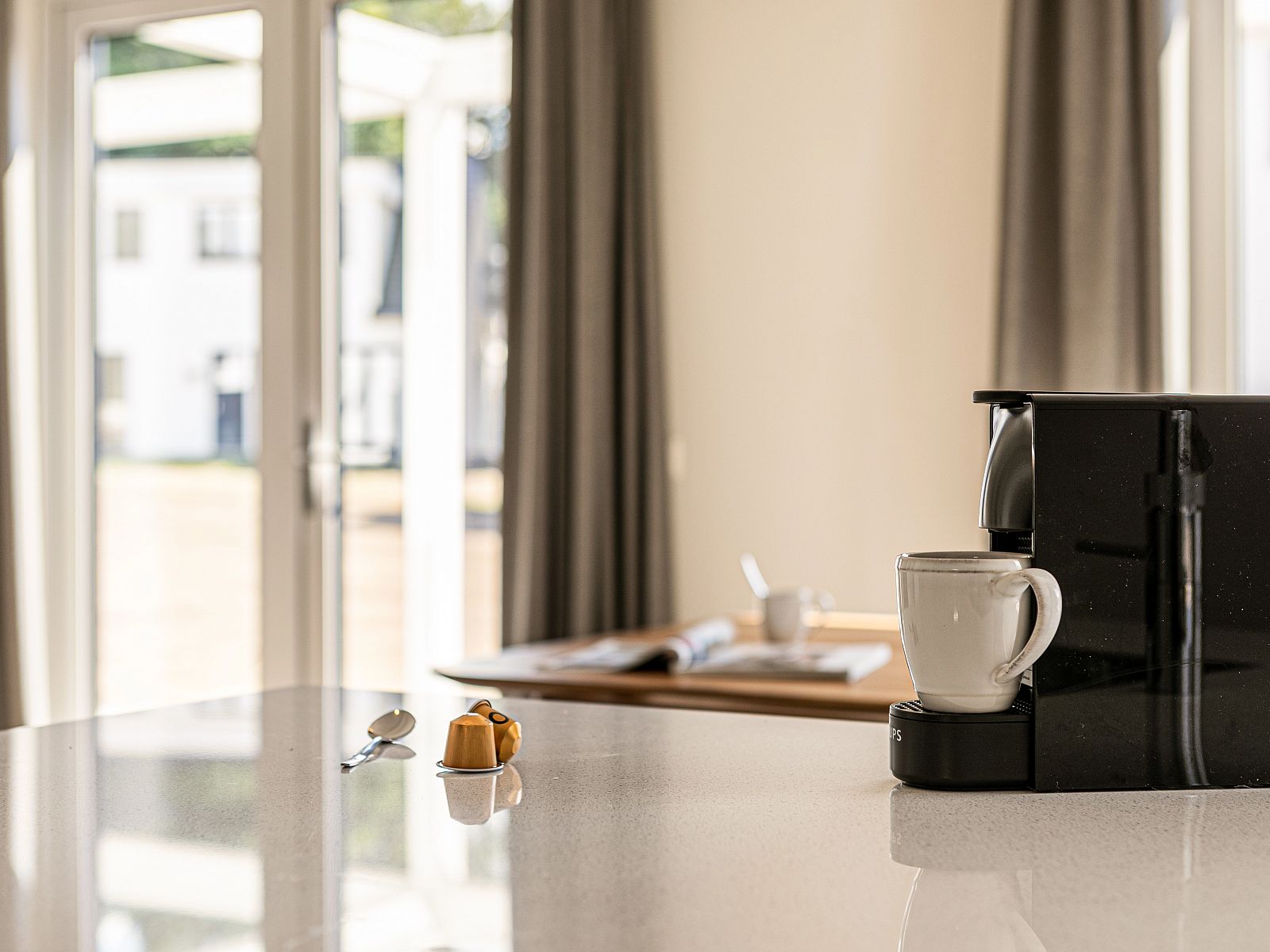 Geniet van een ontspannen koffiemoment in de stijlvolle keuken van Mooi Zutendaal, een 6-persoons villa in het groene Limburg, Belgie.