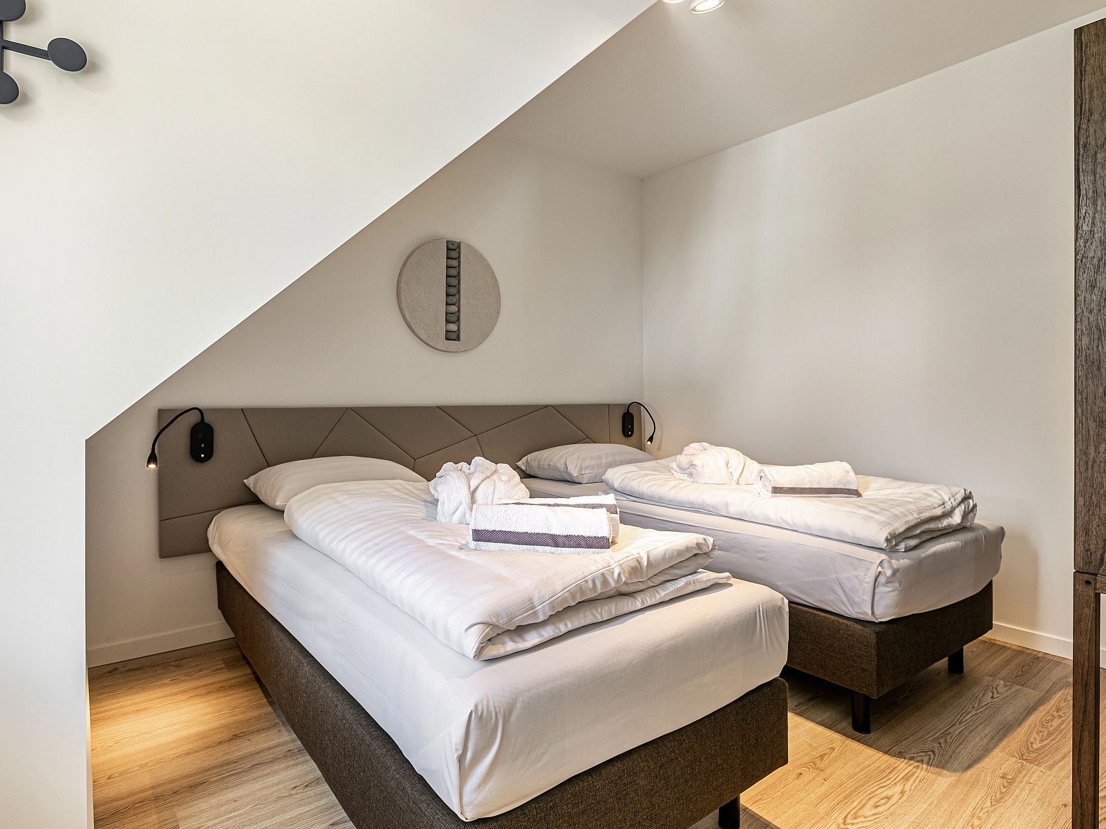 Gezellige slaapkamer in Mooi Zutendaal 6-persoons villa in Limburg, Belgie, met comfortabele bedden en moderne inrichting.