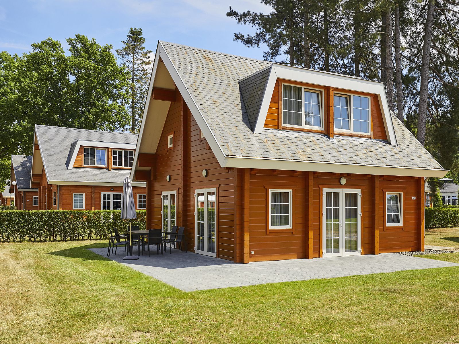 Mooi Zutendaal 6-persoons kinderbungalow in Limburg, Belgie, met zonnig terras en groene omgeving voor een ontspannen vakantie.