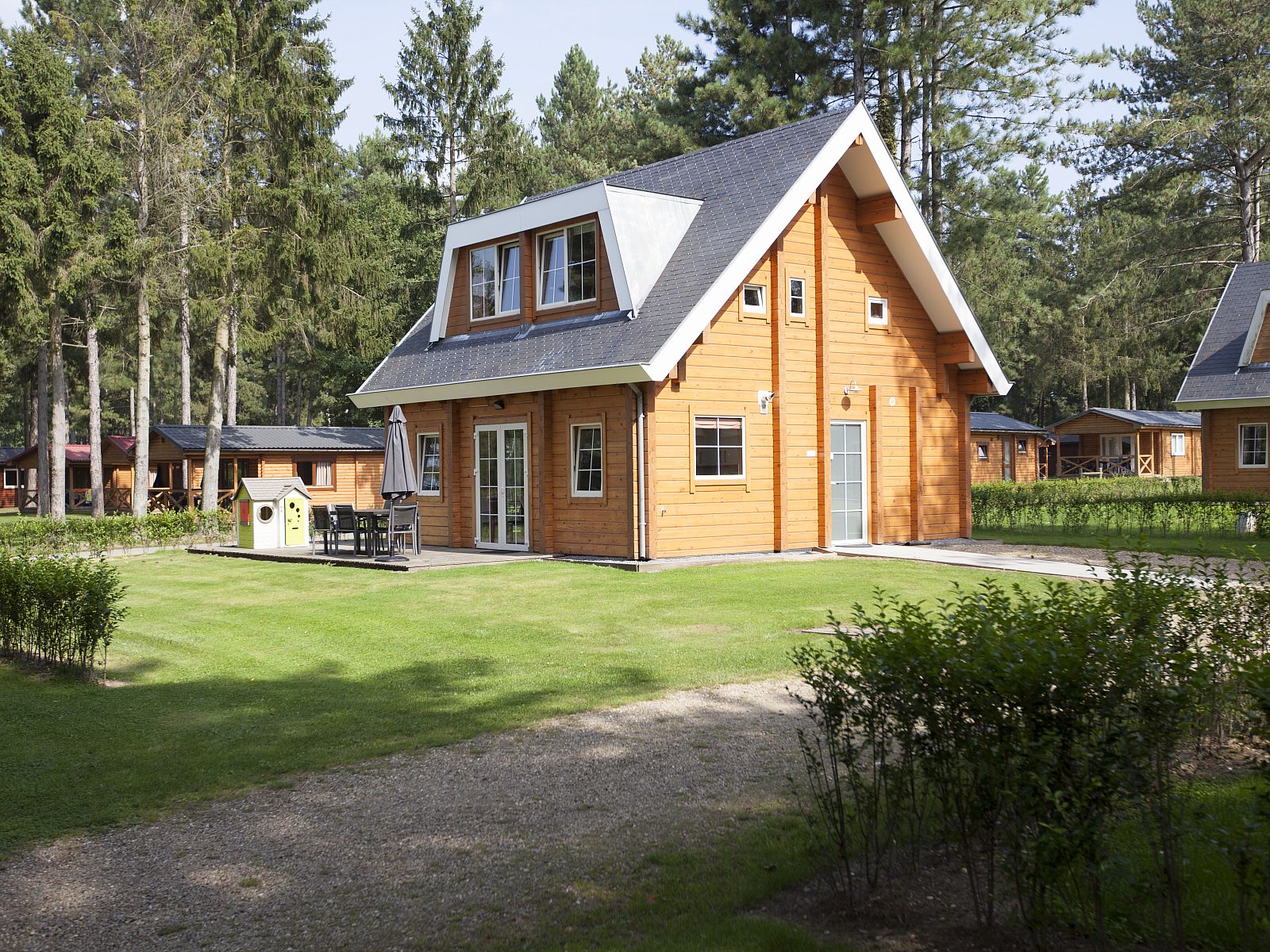 Mooi Zutendaal 6-persoons kinderbungalow 6CK in Zutendaal, Limburg, Belgie, omgeven door natuur met een ruim terras en groene omgeving.