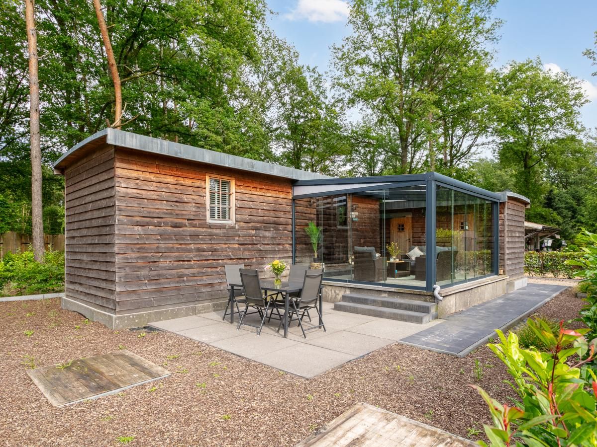 Chalet Wielsmer in Zutendaal, Belgie met modern terras omringd door natuur.