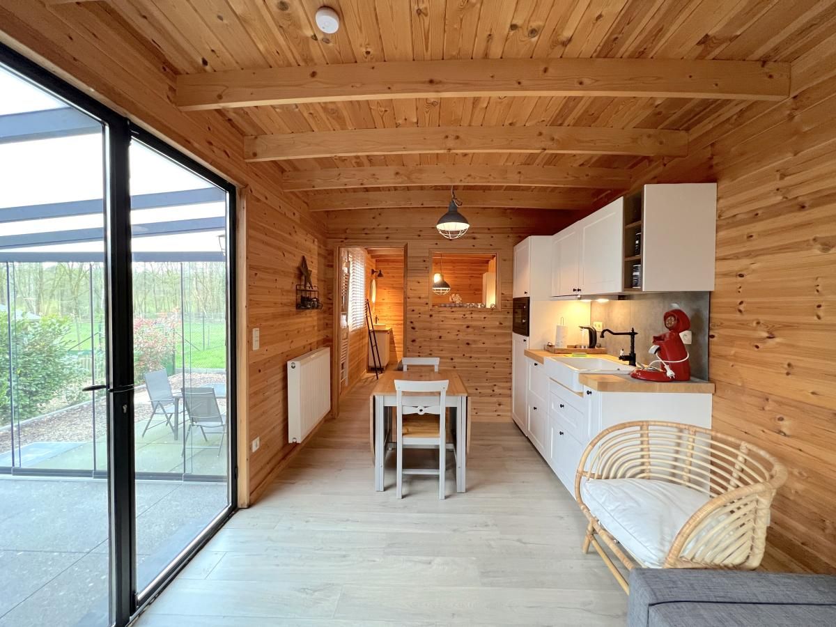 Gezellige binnenruimte van Chalet Wielsmer, vakantiehuis in Limburg, Belgie.