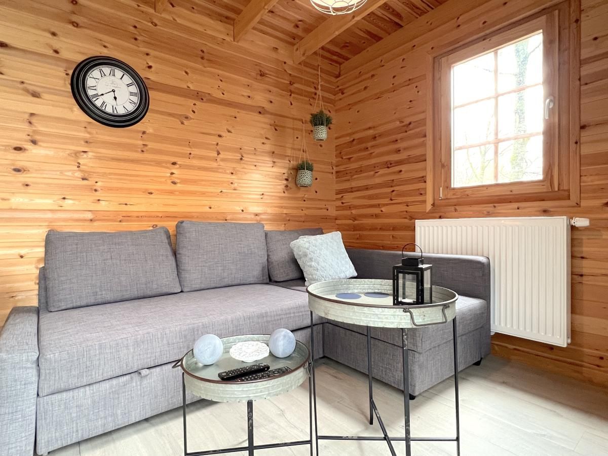 Comfortabele zithoek in Chalet Wielsmer, Zutendaal, voor ultieme ontspanning.