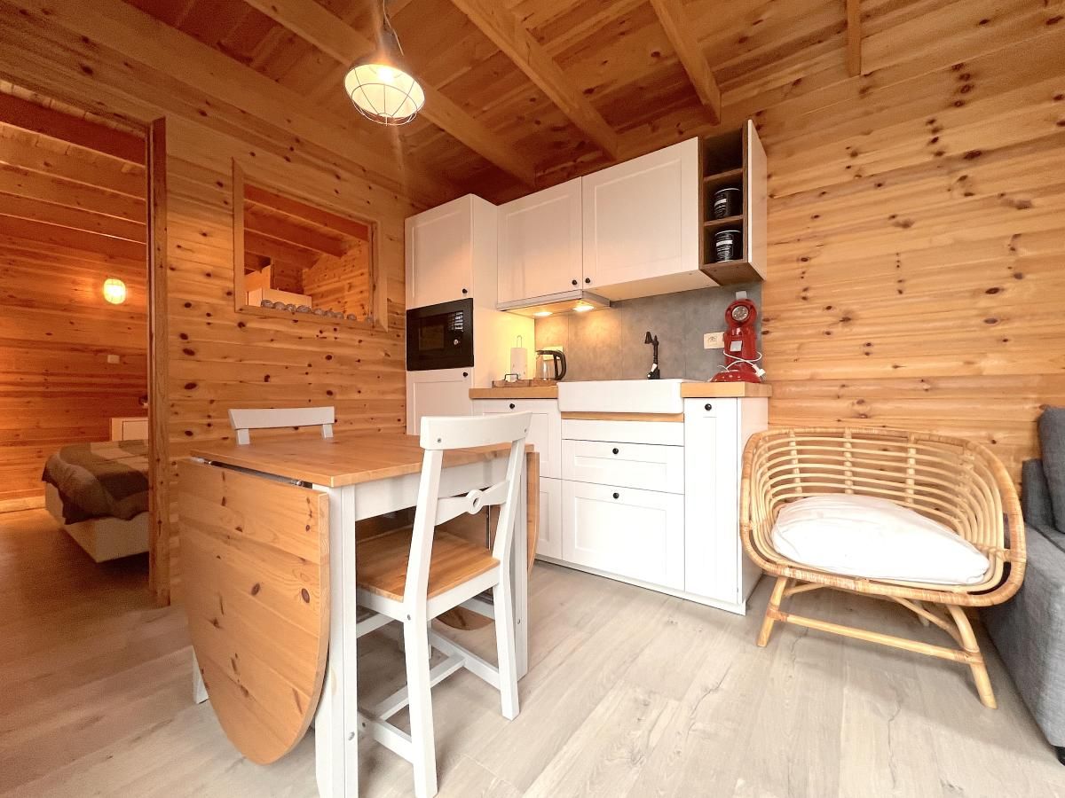 Eethoek en keuken in Chalet Wielsmer, een charmant vakantieverblijf in Belgie.