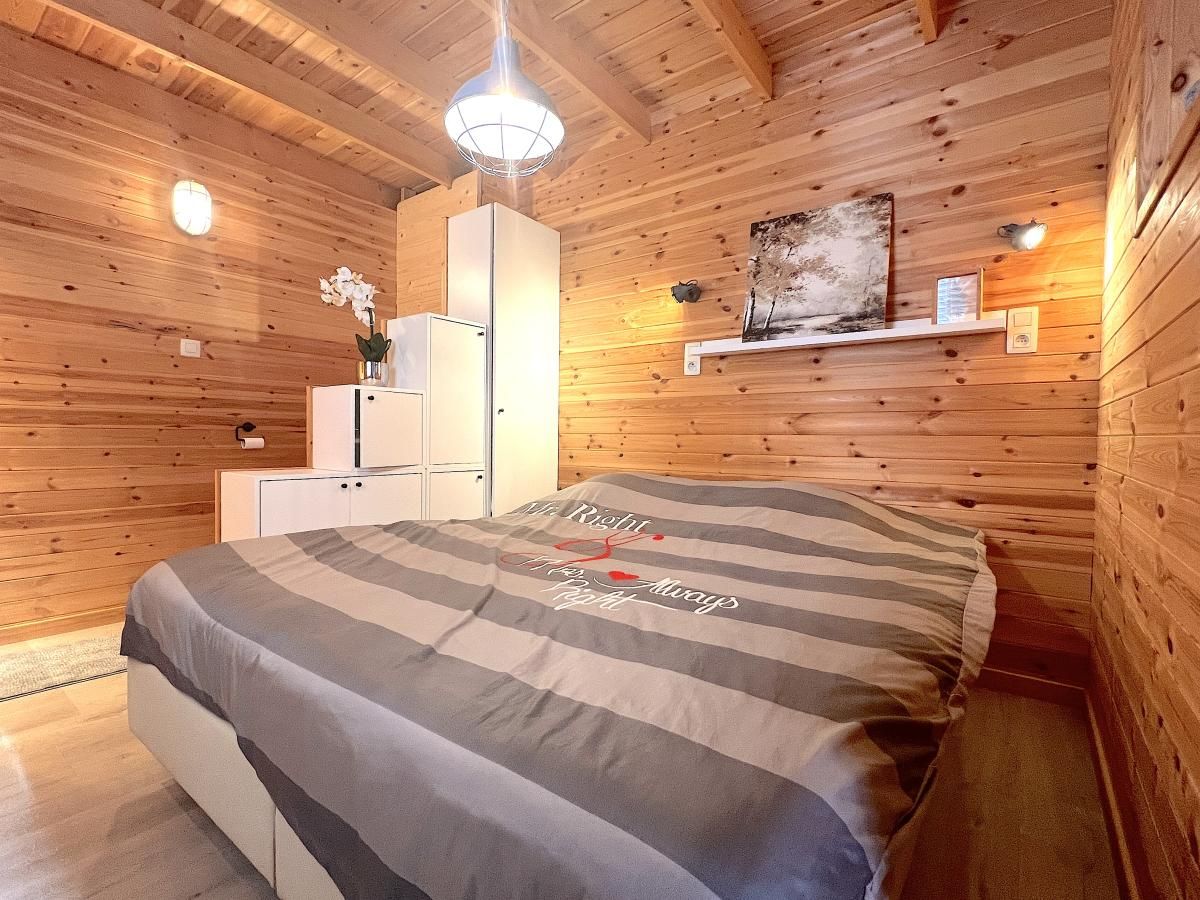 Sfeervolle slaapkamer in Chalet Wielsmer, vakantieverblijf in Zutendaal, Belgie.